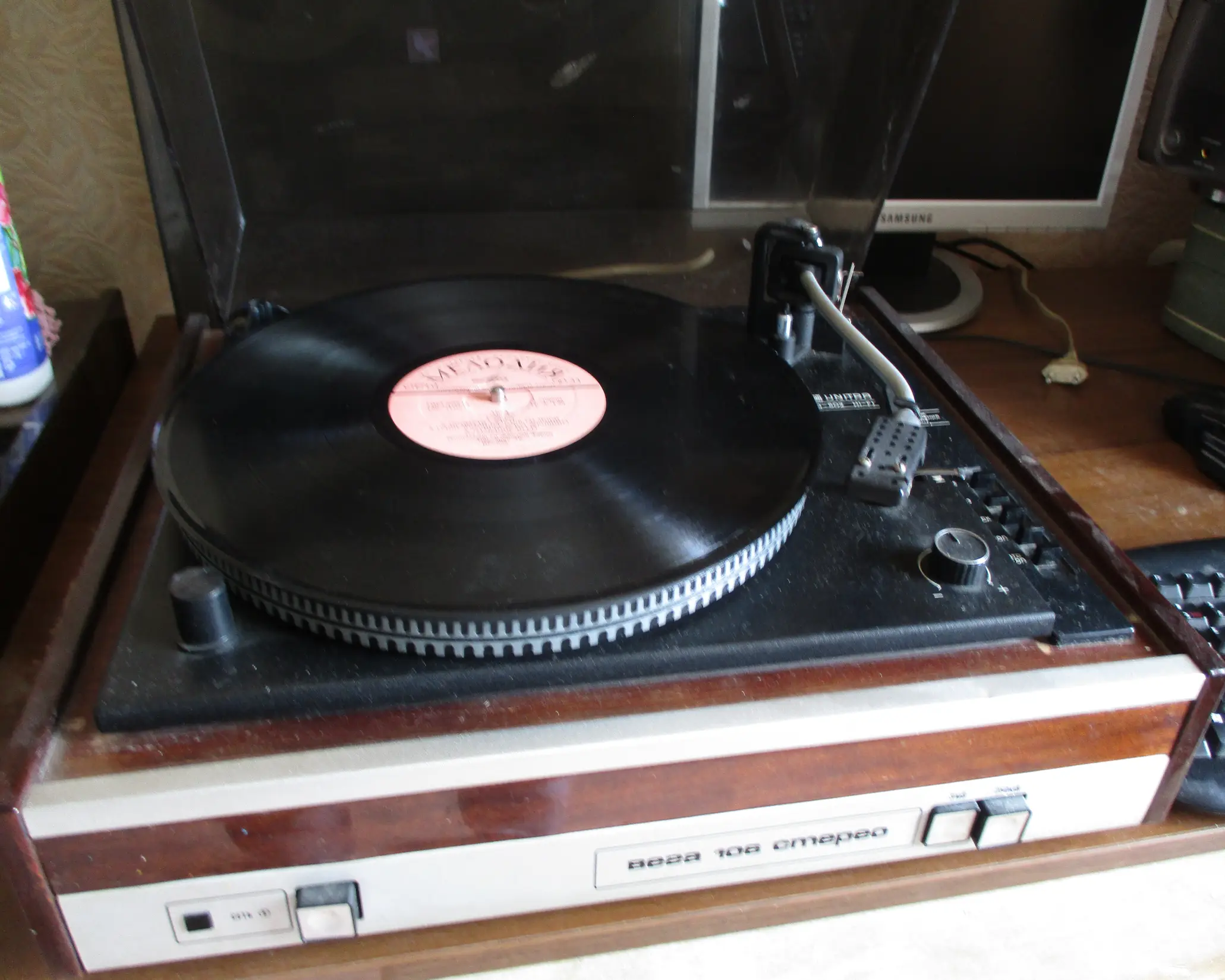 Побутова техніка: телевізори, пральні машини, ліхтарики, світильники